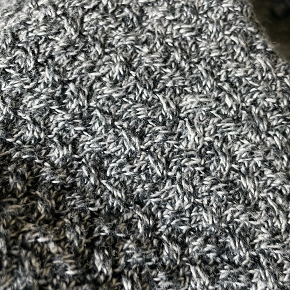 7 Tops $25/ American Eagle Outfitters Black & White Marled Sweater. Size Small - Picture 8 of 9